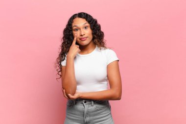 Genç İspanyol kadın sana göz kulak oluyor, güvenmiyor, izliyor, tetikte ve tetikte.