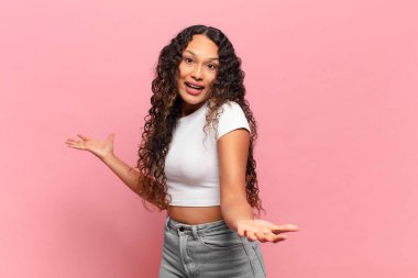 Genç İspanyol kadın mutlu, kibirli, gururlu ve kendini beğenmiş görünüyor.