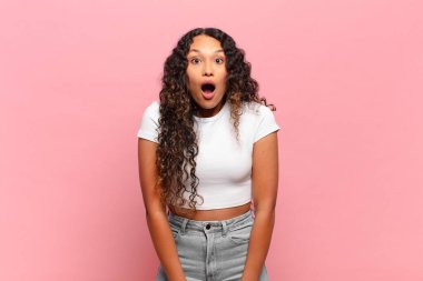 Genç İspanyol kadın şok olmuş ya da şaşırmış görünüyor, ağzı açık bir şekilde 