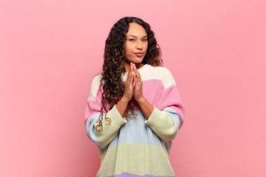 Genç İspanyol bir kadın kötü bir plan yaparken ya da bir numara düşünürken gururlu, haylaz ve kibirli hissediyor.