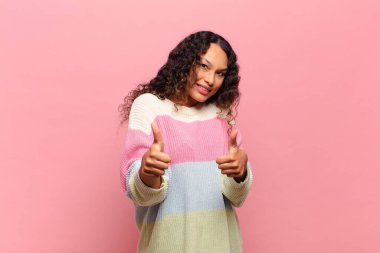 Genç İspanyol kadın kendini mutlu, sakin, tatmin olmuş, rahat ve başarılı hissediyor. Kameraya bakıyor ve seni seçiyor.