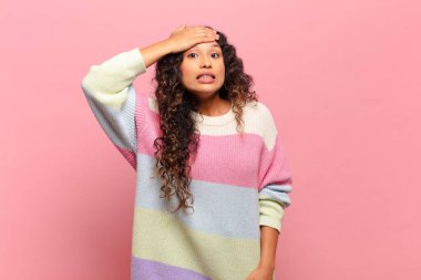 Latin kökenli genç bir kadın unutulmuş bir teslim tarihi yüzünden panikliyor, stresli hissediyor, bir pisliği ya da hatayı örtbas etmek zorunda kalıyor.