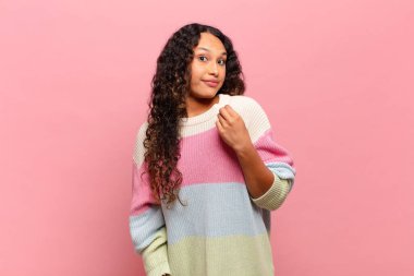 Genç İspanyol kadın kibirli, başarılı, pozitif ve gururlu görünüyor.