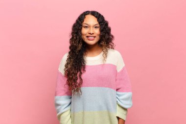 Genç İspanyol kadın mutlu ve şapşal görünüyor. Geniş, eğlenceli, deli gülüşü ve gözleri açık.