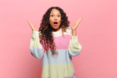 Genç İspanyol kadın şok olmuş ve şaşkın bakıyor, inanılmaz bir şey fark edince ağzı açık kaldı.