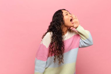 Genç İspanyol kadın öfkeyle ve yüksek sesle bağırarak kenardaki boşluğu kopyalamasını söylüyor.