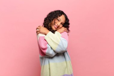 Genç İspanyol kadın aşık oluyor, gülümsüyor, sarılıyor ve kendine sarılıyor, bekar kalıyor, bencil ve benmerkezci oluyor.