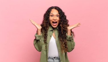 Genç İspanyol kadın mutlu ve heyecanlı görünüyordu. Beklenmedik bir sürprizle şoke olmuştu. İki eli de yüzü açıktı.