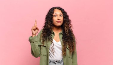 Genç İspanyol kadın, harika bir fikri fark ettikten sonra parmağını havaya kaldırıp 