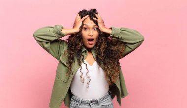 Genç İspanyol kadın el ele tutuşuyor, ağzı açık, son derece şanslı, şaşırmış, heyecanlı ve mutlu.