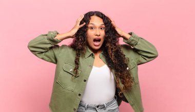 Genç İspanyol kadın ellerini havaya kaldırıp bağırıyor. Öfkeli, sinirli, stresli ve üzgün.