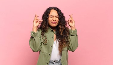 Genç İspanyol kadın gergin ve umutlu, şans diliyor ve dua ediyor.