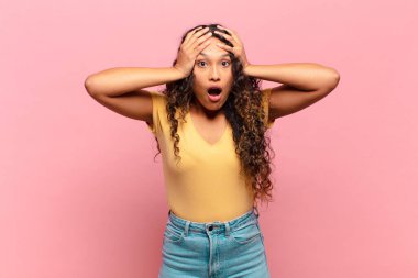 Genç İspanyol kadın dehşete kapılmış ve şok olmuş hissediyor. Bir hata yüzünden el ele tutuşup panikliyor.