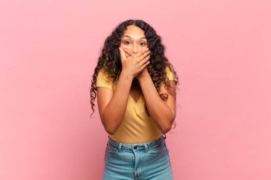 Şok olmuş, şaşırmış bir ifadeyle ağzını kapatan, sır saklayan ya da 