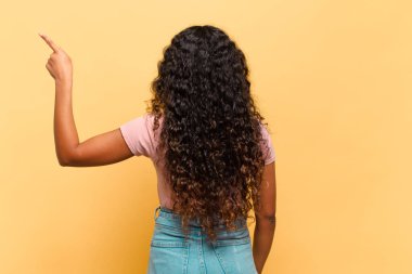 Genç İspanyol kadın dikiz aynası ve fotokopi alanı üzerinde duran ve objeye işaret eden