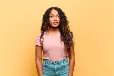 Genç İspanyol kadın endişeli, stresli, endişeli ve korkmuş, panikleyen ve dişlerini sıkan