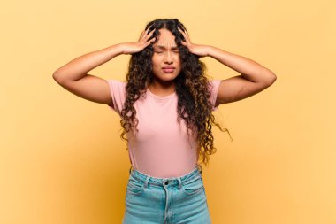 Genç İspanyol kadın konsantre, düşünceli ve ilham verici görünüyor, beyin fırtınası yapıyor ve hayal kuruyor.