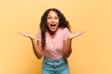 Genç İspanyol kadın mutlu, heyecanlı, şaşırmış ya da şok olmuş hissediyor. İnanılmaz bir şeye gülümsüyor ve şaşırıyor.