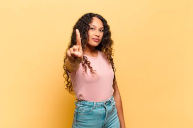 Genç İspanyol kadın gururla ve kendinden emin bir şekilde gülümsüyor. Bir numaralı pozu başarıyla veriyor. Kendini lider gibi hissediyor.