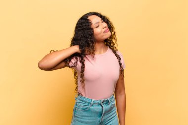 Genç İspanyol kadın kendini stresli, endişeli, yorgun ve hayal kırıklığına uğramış hissediyor.