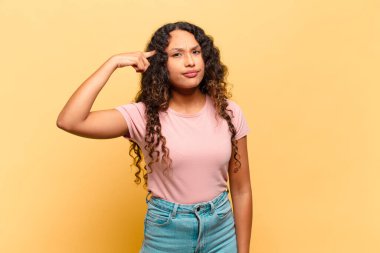 Genç İspanyol kadın şaşkın ve şaşkın hissediyor. Deli, deli ya da aklını kaçırmış olduğunu gösteriyor.