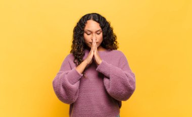 Genç İspanyol kadın endişeli, umutlu ve dindar hissediyor. Avuçlarına bastırılmış, af diliyor.