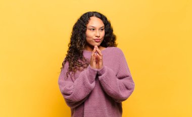 Genç İspanyol bir kadın kötü bir plan yaparken ya da bir numara düşünürken gururlu, haylaz ve kibirli hissediyor.