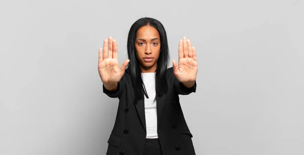 真剣で不幸で怒り狂った黒人女性は入場を禁止するか両手を広げて立ち止まると言っています ビジネスコンセプト — ストック写真