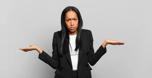 Jovem Negra Olhando Confuso Confuso Estressado Perguntando Entre Diferentes Opções — Fotografia de Stock