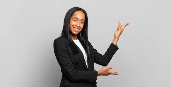 若い黒人女性は誇らしげに自信を持って笑顔で 幸せと満足を感じ コピースペースの概念を示しています ビジネスコンセプト — ストック写真