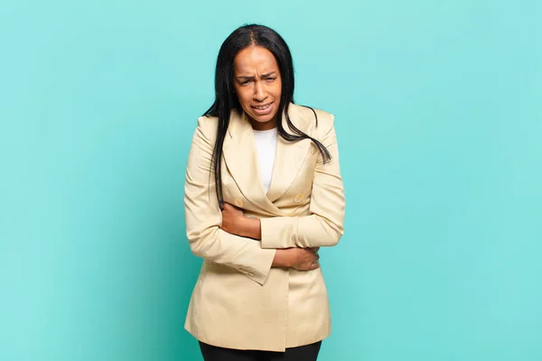 若い黒人女性は不安 不幸を感じ痛みを伴う胃の痛みやインフルエンザに苦しんでいます ビジネスコンセプト — ストック写真