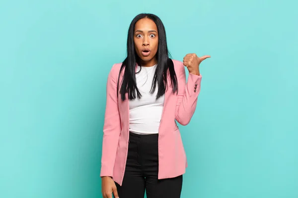 Young Black Woman Looking Astonished Disbelief Pointing Object Side Saying —  Fotos de Stock