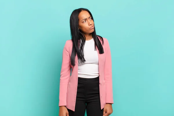 Jovem Mulher Negra Olhando Confuso Confuso Perguntando Tentando Resolver Problema — Fotografia de Stock
