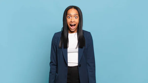 Jonge Zwarte Vrouw Zoek Gelukkig Aangenaam Verrast Opgewonden Met Een — Stockfoto