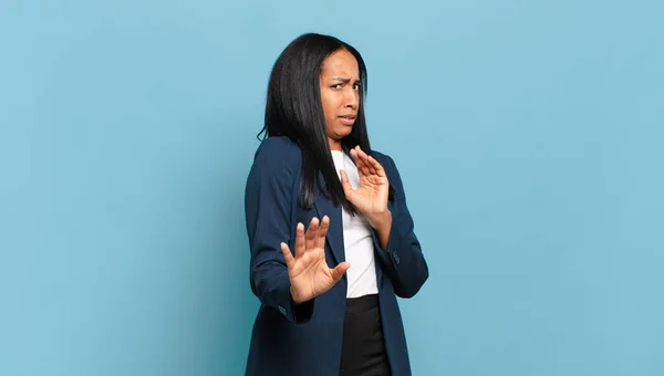 若い黒人女性は嫌な気分で吐き気がし 嫌な臭いや臭いから離れて ヤクと言っている ビジネスコンセプト — ストック写真