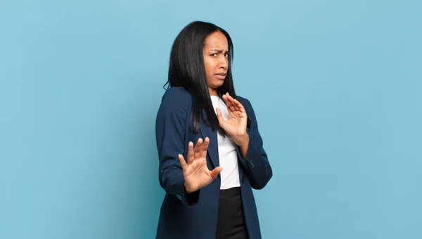 Jeune Femme Noire Sentant Dégoûtée Nauséeuse Reculant Devant Quelque Chose — Photo