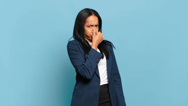 Junge Schwarze Frau Angewidert Nase Haltend Einen Üblen Und Unangenehmen — Stockfoto