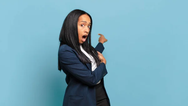 Jovem Negra Sentindo Chocado Surpreso Apontando Para Copiar Espaço Lado — Fotografia de Stock