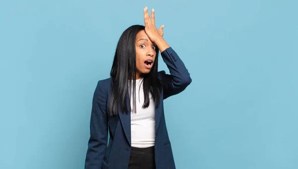 Young Black Woman Raising Palm Forehead Thinking Oops Making Stupid — Fotografia de Stock