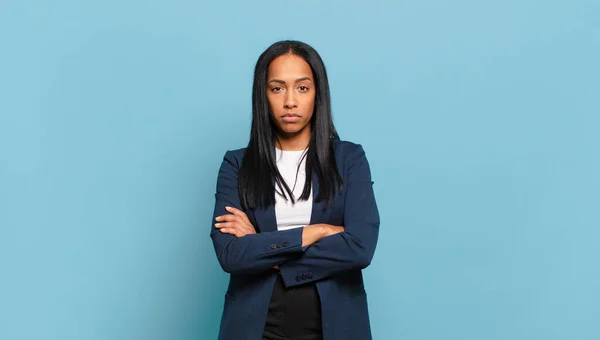 Jovem Mulher Negra Sentindo Descontente Desapontado Olhando Sério Irritado Irritado — Fotografia de Stock