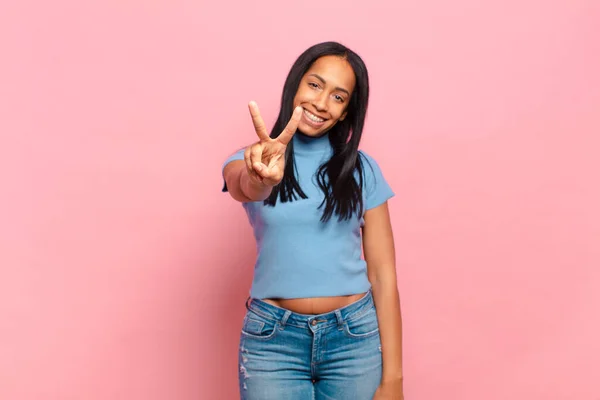 Genç Siyahi Kadın Gülümsüyor Arkadaş Canlısı Görünüyor Iki Numarayı Gösteriyor — Stok fotoğraf