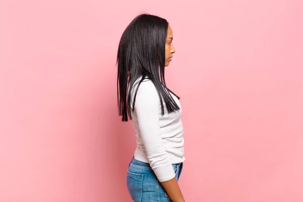 Profil Görünümlü Genç Siyahi Kadın Ilerideki Boşluğu Kopyalamaya Çalışıyor Düşünüyor — Stok fotoğraf