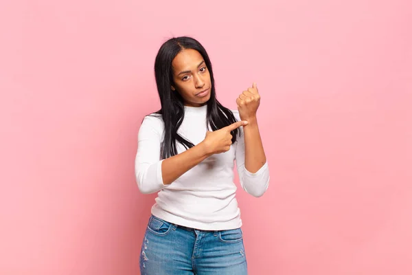 Jovem Mulher Negra Olhando Impaciente Com Raiva Apontando Para Assistir — Fotografia de Stock