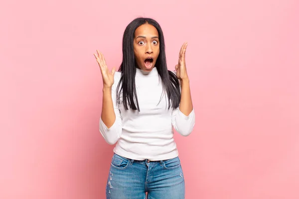 Jovem Mulher Negra Olhando Chocado Surpreso Com Mandíbula Caiu Surpresa — Fotografia de Stock