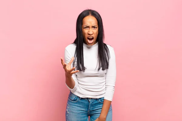 Jovem Mulher Negra Olhando Com Raiva Irritado Frustrado Gritando Wtf — Fotografia de Stock