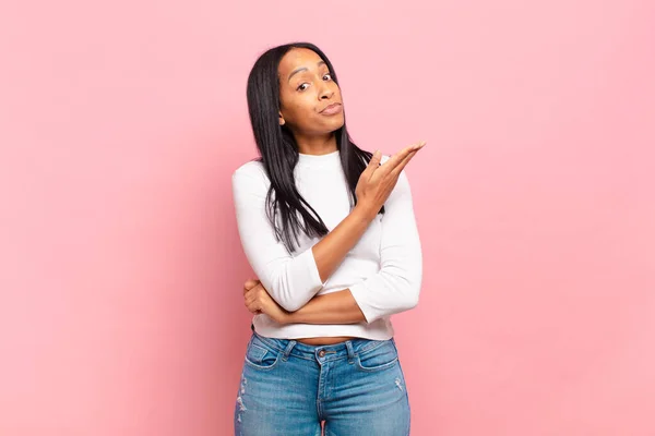 Jovem Mulher Negra Sentindo Confuso Sem Noção Perguntando Sobre Uma — Fotografia de Stock
