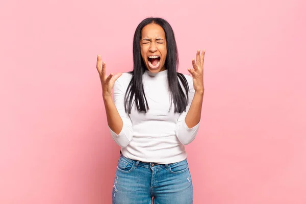 Młoda Czarna Kobieta Wściekle Krzyczy Czuje Się Zestresowany Zdenerwowany Rękami — Zdjęcie stockowe