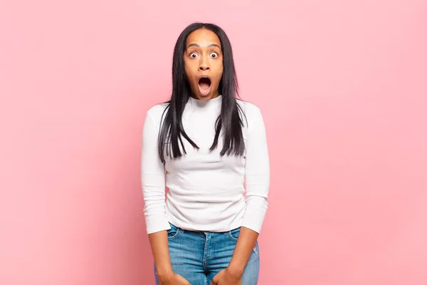 Młody Czarny Kobieta Uczucie Przerażony Wstrząśnięty Usta Szeroko Otwarte Niespodzianka — Zdjęcie stockowe