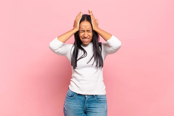 Jovem Negra Sentindo Estressada Ansiosa Deprimida Frustrada Com Uma Dor — Fotografia de Stock