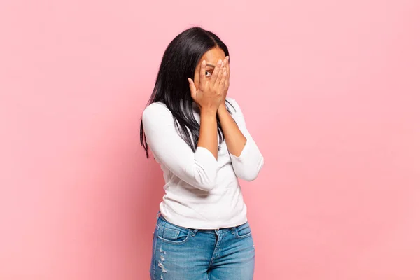 Genç Siyahi Kadın Korkmuş Utanmış Hissediyor Gözleri Yarı Kapalı Ellerle — Stok fotoğraf